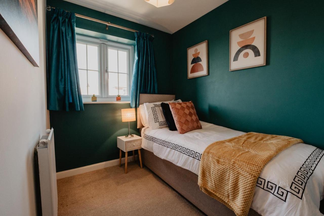 Coyle House, 3 Bed,Corby, Super Kings Or Twins, Driveway, Free Wi-Fi, Corporates Welcome Buitenkant foto